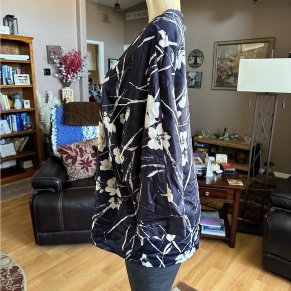 Paraphrase silky blue & white short sleeve cardigan-size L - Picture 7 of 9